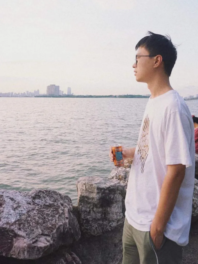 Karl Du 在湖边的个人照片